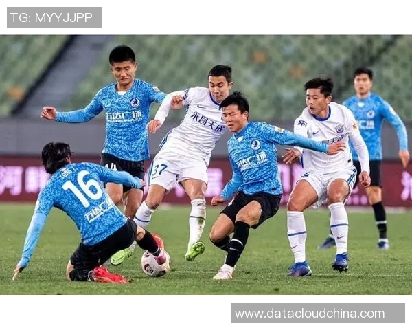 日本足球明星加盟中国联赛引发球迷热议与期待